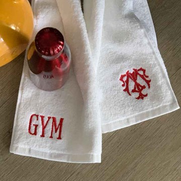 kit GYM garrafa térmica personalizada vermelha + toalha fitness com monograma