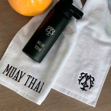kit MUAY THAI garrafa térmica personalizada preta + toalha fitness com monograma