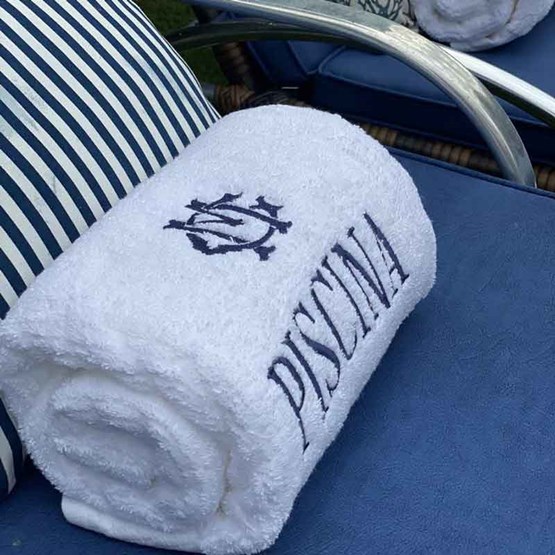 toalha piscina bordada com monograma clássico gigante bordada - Buddemeyer